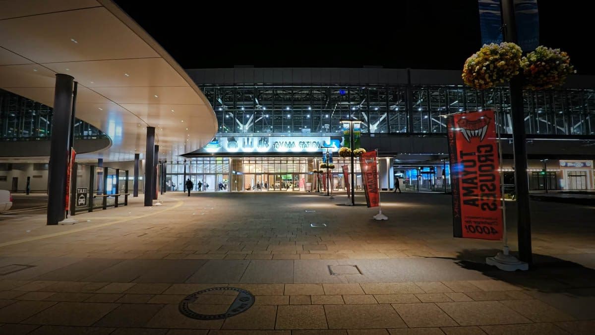 【Toyama Station / Night Walk】(Toyama City, Toyama) The Station Plaza and the Lights of the Restaurant District