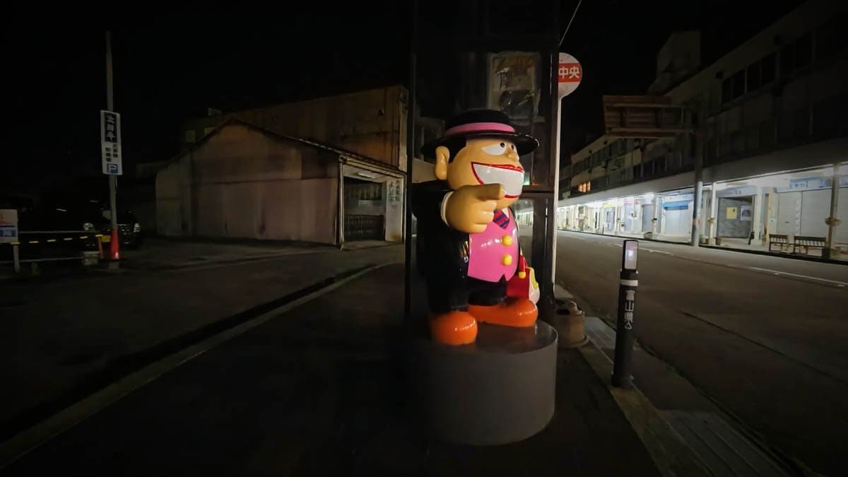 【氷見駅 / 夜の散歩】（富山県氷見市）藤子不二雄Aのキャラクター像が並ぶ、人とすれ違うことのない商店街