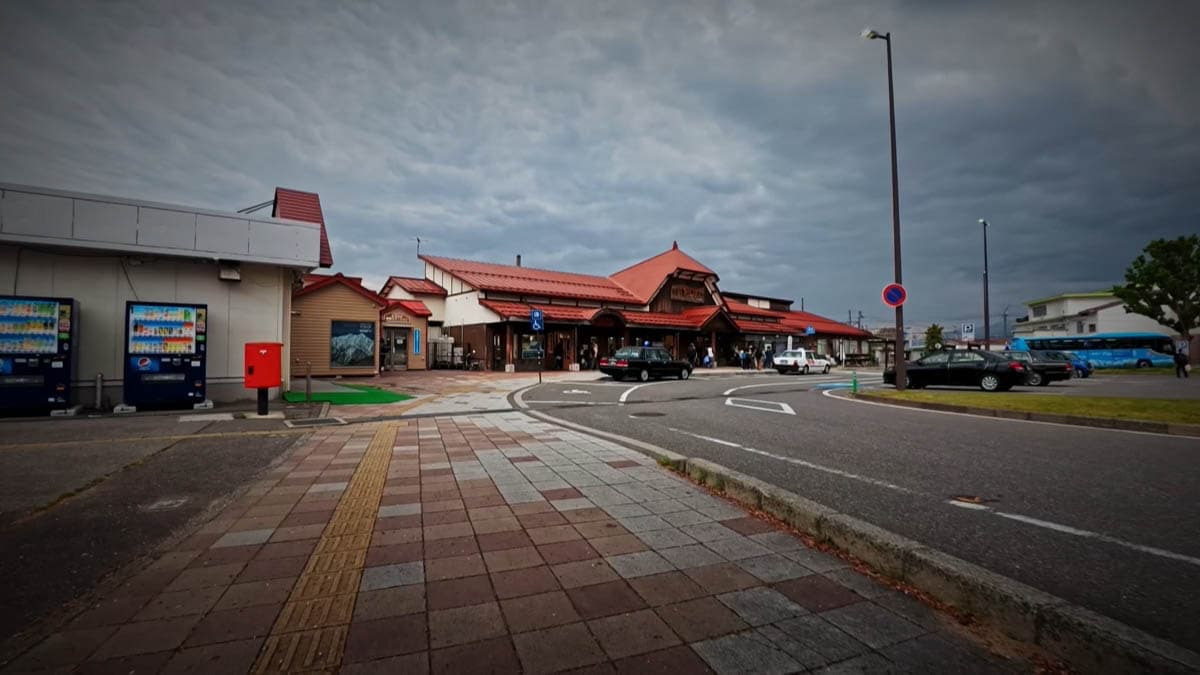 【信濃大町駅】（長野県大町市）立山黒部アルペンルートの玄関口の街の大きなアーケード商店街
