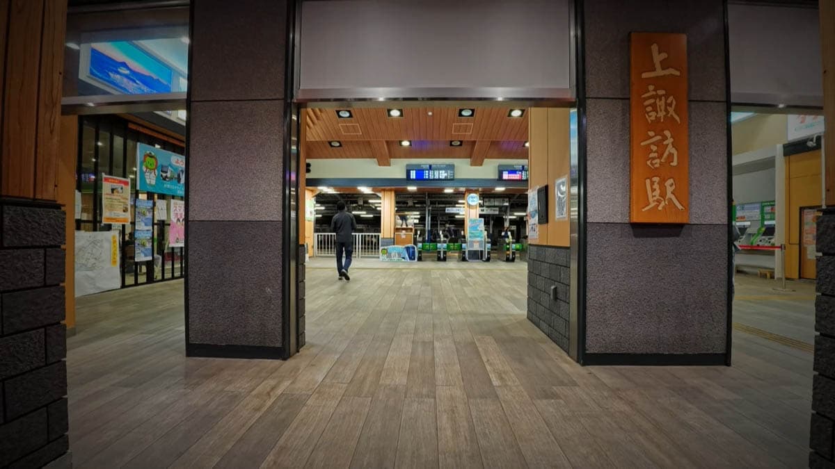 【上諏訪駅 / 夜の散歩】（長野県諏訪市）近くにいい感じの商店街のある諏訪市内に存在する唯一の駅