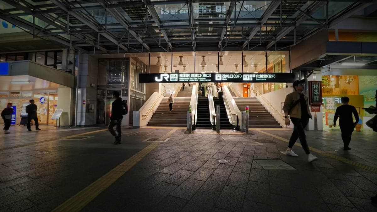 【松本駅 / 夜の散歩】(長野県松本市)GWの帰省してきた人ときっと松本城や上高地を観光しにきた人とで賑わう街
